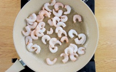 Nếu muốn món mì đa dạng hơn thì bạn có thể chiên thêm tempura rau củ và xào thêm các loại tôm chay, thịt bò chay cho món ăn thêm bắt mắt.