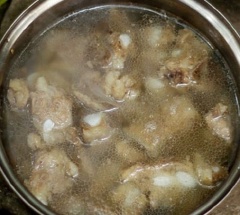 Ướp sườn cùng 1 muỗng canh nước mắm, xào qua rồi đổ ngập nước. Đun cho đến khi sườn chín.