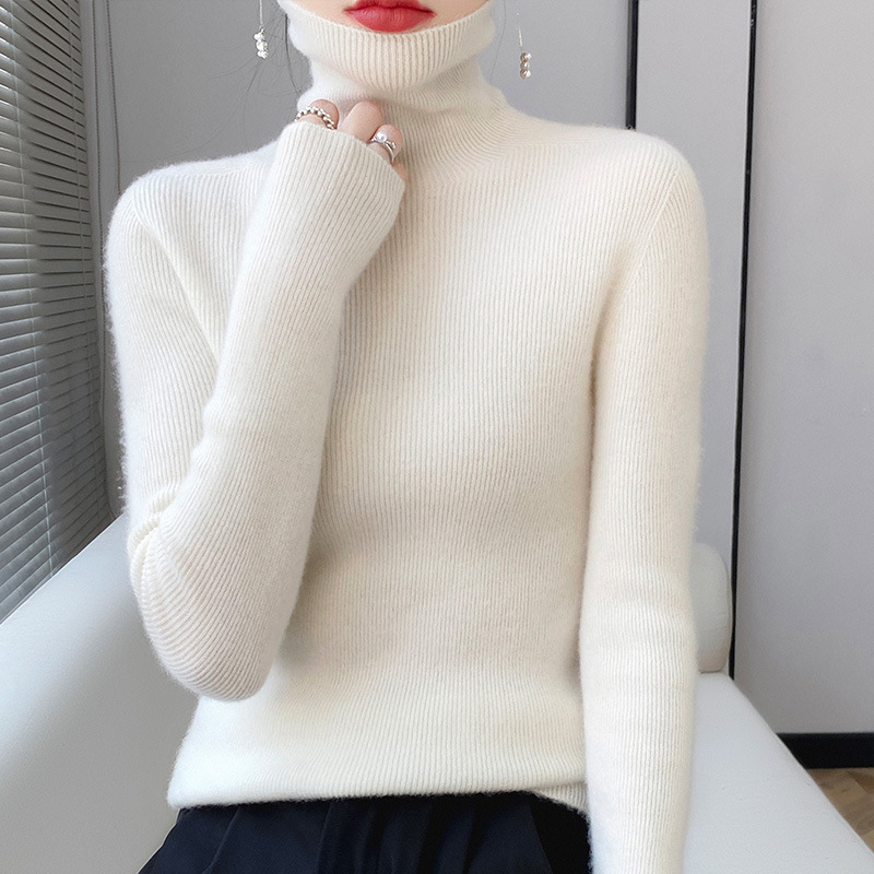 Women's seamless turtleneck sweater made of 100% wool
