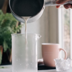 Đun nóng 200ml sữa đến khoảng 40°C, cho vào bình French press, đậy nắp lại, liên tục kéo, đẩy thanh chặn của bình để tạo bọt sữa. Sau khoảng 2-3 phút lớp bọt sữa mịn màng sẽ được tạo thành.