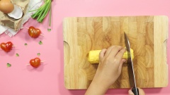 Lấy cuốn trứng ra khỏi chiếu và cắt thành khoanh vừa ăn thôi, Trứng của mình đã có hình dạng đẹp mắt rồi nè!