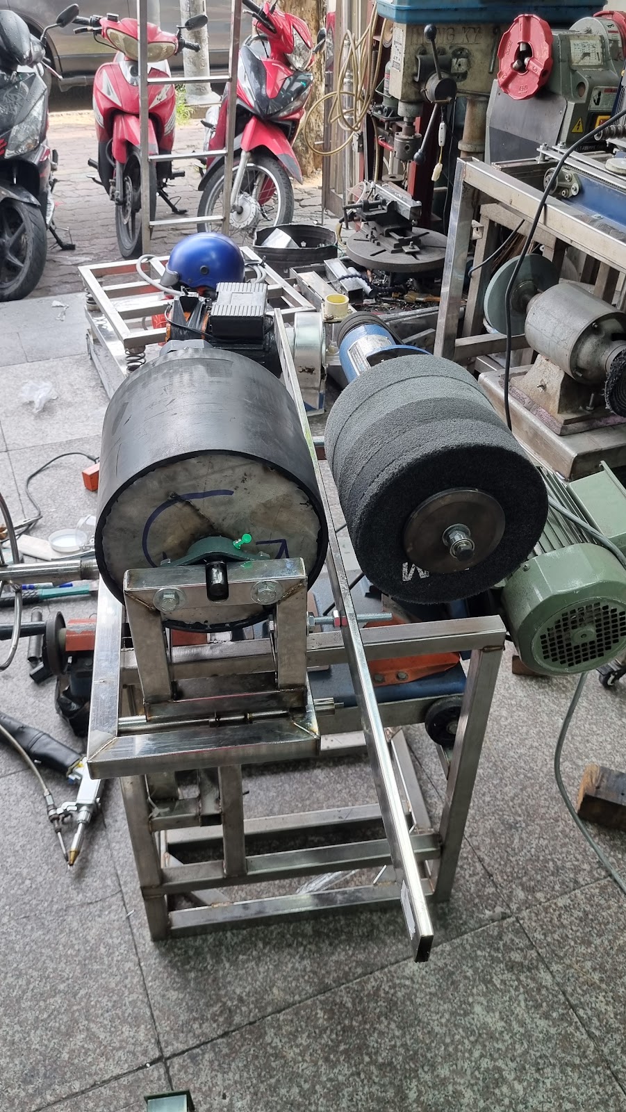 Hộp Inox Vuông Đi Công Trình Ven Biển: Vì Sao Không Chỉ Chọn Bề Mặt Đẹp Là Đủ - máy đánh bóng ngoài trời thật