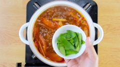Cuối cùng cho 5gr lá chanh vò hơi nát, 50gr nấm đông cô và 50gr nấm đùi gà (đã cắt khúc nhỏ) vào nồi. Đun cho nấm chín là hoàn tất.