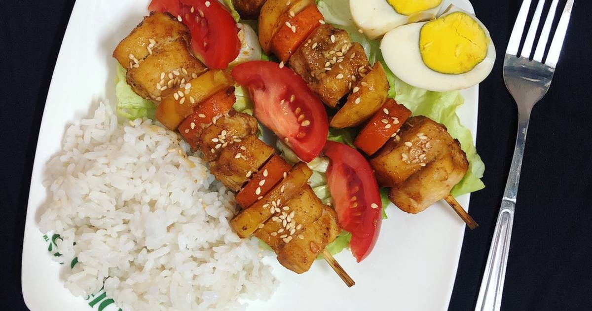 Cơm trắng với gà xiên rau củ