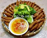 Làm nước sốt chấm : phi thơm hành tím băm với dầu ăn cho tôm thịt lên xào săn với nước mắm, muối, bột ngọt, đường, cho thêm khoảng 1,5 chén nước lên nấu sôi, pha xíu bột năng đổ lên cho sệt lại. Thêm dầu điều màu cho hấp dẫn. 
- Bày nem nướng ra mâm cuốn với rau sống, bánh tráng.