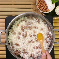 Cho gạo nếp, đậu phộng, 1 muỗng cà phê muối vào tô lớn, trộn đều. Tiếp đến, đun nóng nước trong xửng hấp, cho gạo nếp, lá dứa vào xửng rồi hấp khoảng 10 phút. Sau 10 phút, gắp lá dứa ra, cho 1 muỗng canh dầu ăn rồi trộn đều giúp cho xôi tơi ra, sau đó hấp thêm 15 phút là hoàn thành.