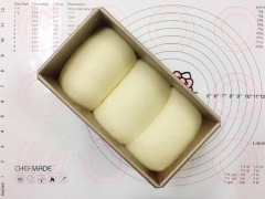 Xếp 3 cuộn bột bánh mì sandwich vào khuôn bánh, đợi cho bánh sandwich nở tiếp trong 9 phút. Đặt khay bánh mì sandwich nướng trong lò ở 180 độ C trong 35 phút là được.
