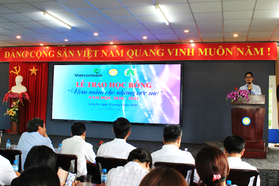 PGS.TS Lê Đình Tuấn chúc mừng các tân sinh viên khóa 2020 DLA