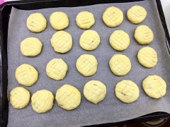 Gói bánh nhân vỏ tỉ lệ 1:1. Nhân bao gồm trứng muối. Vo tròn ấn dẹp sau đó dùng tăm ấn caro hay ấn khuôn hình trái thơm.