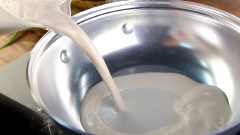 Cuối cùng bạn nấu 350ml nước cốt dừa với 1/4 muỗng cà phê muối và 1 muỗng canh đường cho sôi rồi tắt bếp là xong.