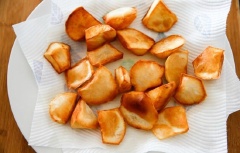 Khoai lang gọt vỏ, rửa sạch. Cắt khoai lang thành những miếng nhỏ, ngâm vào nước khoảng 10 phút cho sạch và trắng, để thật ráo. Bắc chảo lên bếp, cho dầu ăn vào và đun nóng. Chiên khoai lang trên lửa vừa khoảng 6-8 phút cho đến khi vàng nâu. Sau đó vớt ra ngoài cho ráo hết dầu.