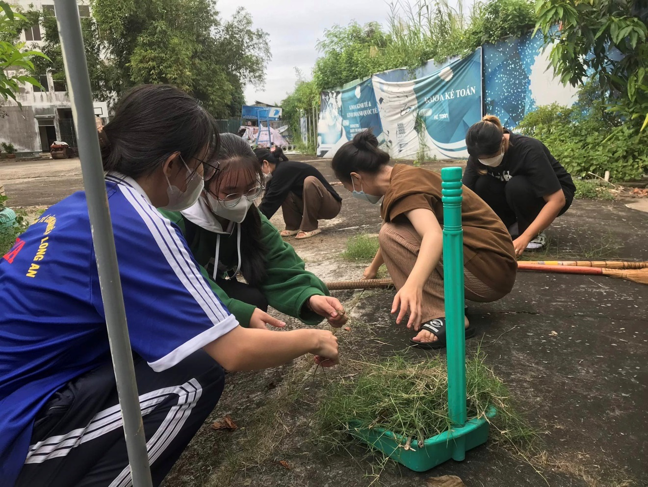 “Ngày Chủ nhật xanh” là một trong những hoạt động Đoàn trường quan tâm, tổ chức, định kỳ. Thông qua hoạt động không đơn thuần tạo phong trào để các đoàn viên, sinh viên thu dọn rác thải, vệ sinh môi trường, qua đó nâng cao ý thức bảo vệ môi trường, giữ vệ sinh môi trường trong và ngoài học đường “Xanh - Sạch - Đẹp, từng bước hình thành nếp sống văn minh, có trách nhiệm hơn với môi trường của mỗi cá nhân trong xã hội. 