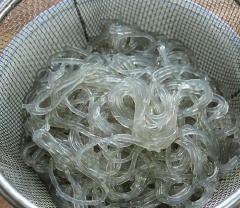 Cho miến vào nồi nước sôi, luộc trong khoảng 2 phút. Sau đó cho ra rổ, để ráo nước.