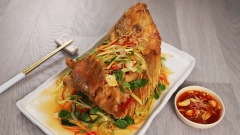 Vậy là đã hoàn thành món cá bắt mắt này, món ăn phù hợp với đám tiệc, tạo hình đẹp mắt dễ ăn mà không quá cầu kì. Nên ăn món ăn ngay khi vừa hoàn thành để phần cá giòn không bị mềm phần rau gỏi không bị chảy nước.