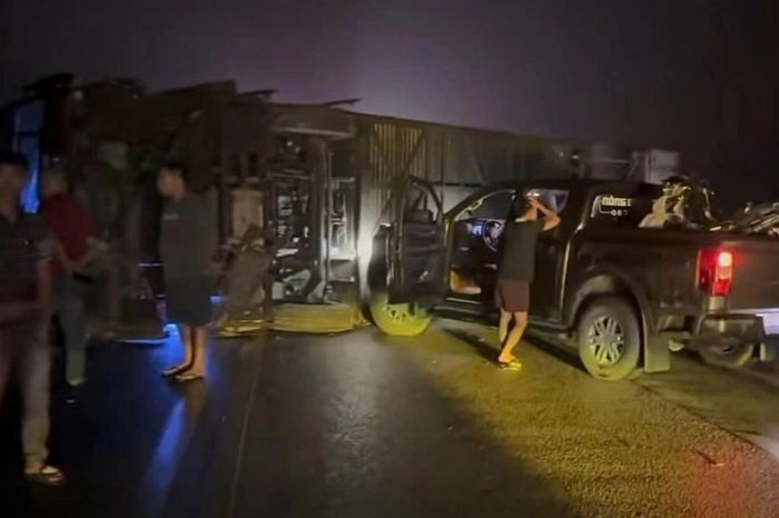 Lật xe khách trên cao tốc Nội Bài - Lào Cai - Đài Phát thanh và truyền hình Hà Nội