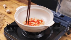 Bắc thố kho lên bếp, cho vào 2 muỗng canh dầu ăn, khi dầu sôi cho vào 1 muỗng canh đầu hành băm, 1 muỗng canh ớt băm rồi phi thơm. Sau đó cho bao tử cá vào đảo đều cho săn mặt, đảo được 3 phút thì cho 200ml nước dừa tươi vào sâm sấp mặt, nấu sôi. Kho liu riu trong 20 phút, Khi bao tử cá chuyển màu vàng nâu đẹp mắt thì rắc hành lá lên mặt rồi tắt bếp.