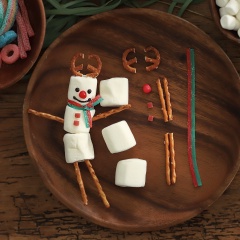 Mỗi người tuyết bạn cần 3 cái kẹo marshmallow. Sau đó dùng kẹo màu và bánh để trang trí mắt, mũi, miệng, chân tay như trong hình là được.