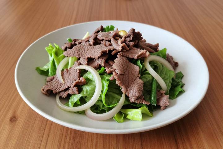 茹でた赤身肉と新鮮な野菜の健康的な料理