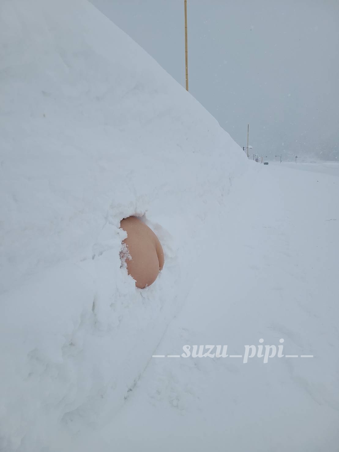 「壁尻」ならぬ「雪尻」🍑
