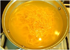 Mì vắt chần sơ qua nước sôi cho mềm rồi vớt ra rổ để ráo. Cải thìa cho vào nồi luộc chín với ít dầu ăn và ít muối để cải bóng. Cải chín vớt ra cho ngay vào nước lạnh để cải giữ được màu xanh đẹp mắt.