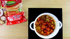 Cho vào nồi 2 muỗng canh dầu ăn, đợi dầu nóng cho hành tây và tỏi vào phi cho thơm. Khi hành tây chuyển trong bạn thêm cà chua, 15gr ớt bột, 3 muỗng cà phê ớt sa tế tôm vào xào đều.