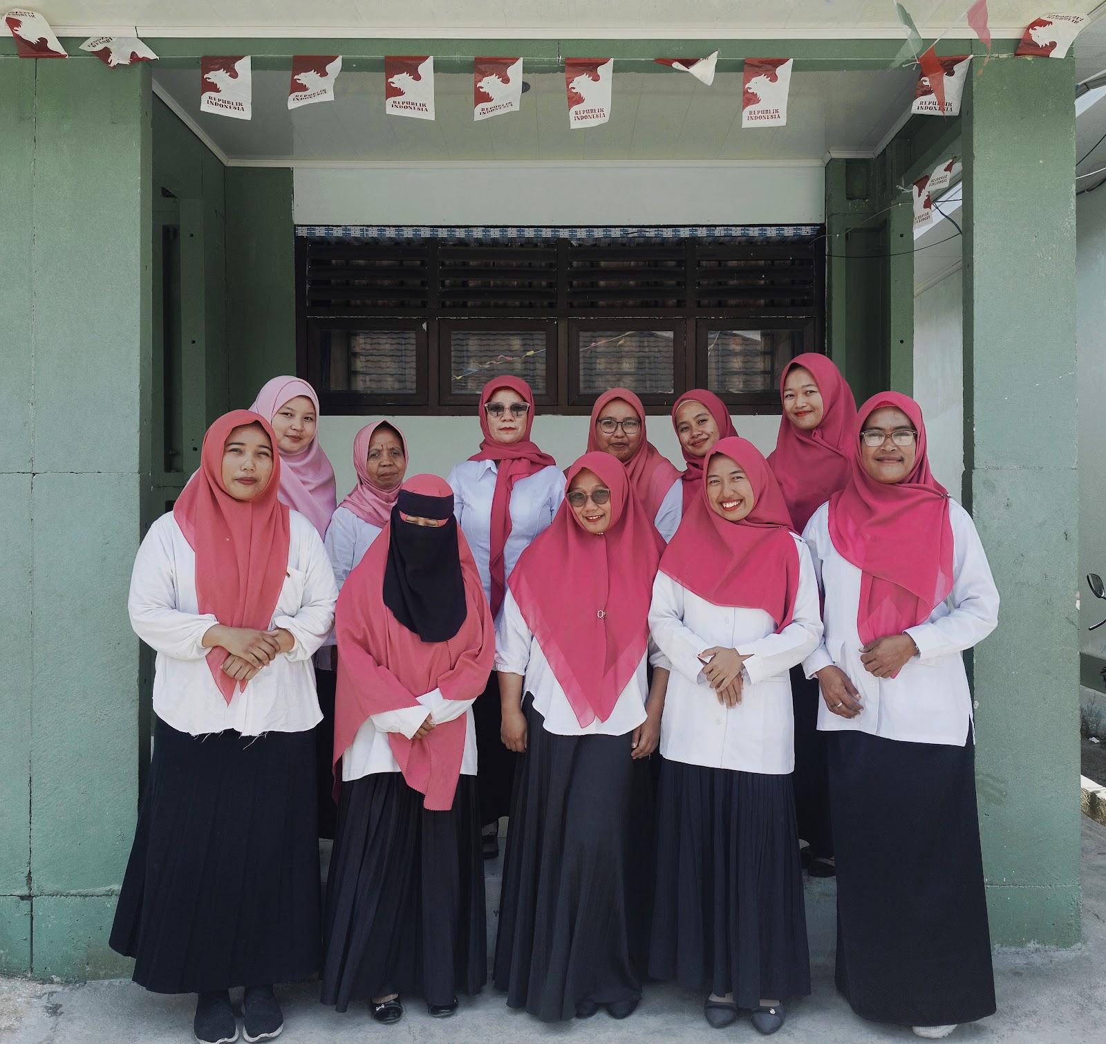 Foto Guru dan Staf SD Islam Iqra Petobo