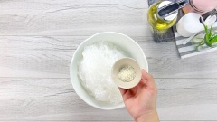 Cho miến ra tô, nêm 10gr hạt nêm, 20ml nước tương, trộn đều cho miến thấm gia vị. Dùng kéo cắt miến ra thành những sợi ngắn vừa ăn.