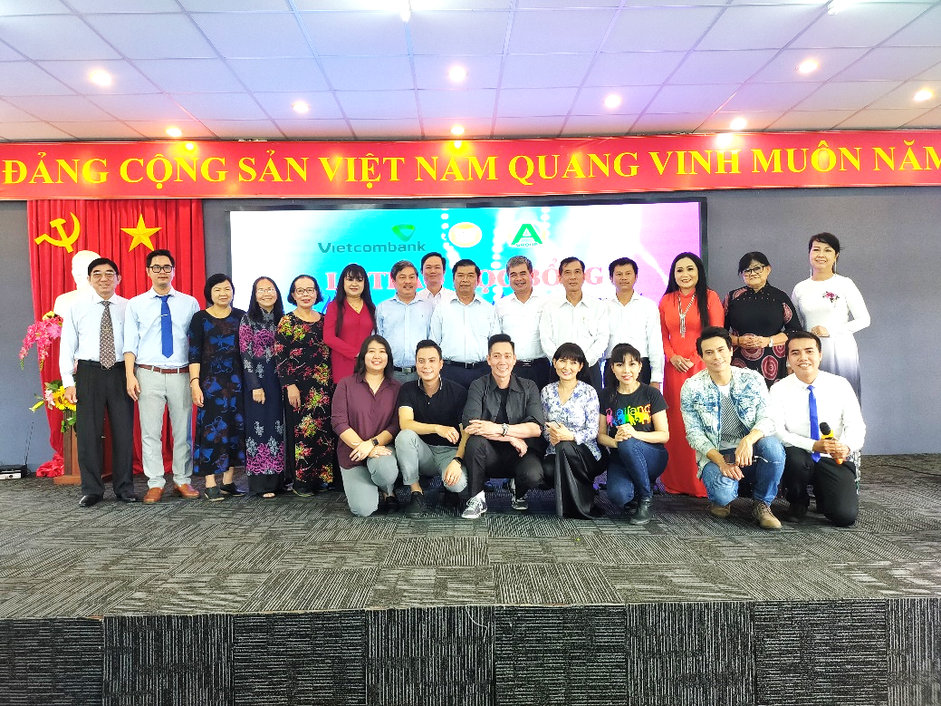 Quý đại biểu, quý lãnh đạo Vietcombank Long An, Tập đoàn An Nông, quý thầy cô trường DLA, và các nghệ sĩ tại buổi lễ