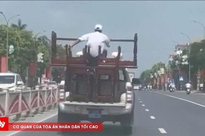 Xử phạt tài xế xe biển xanh chở người ngồi trên thùng xe - Báo Công Lý