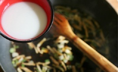 Đun cho đến khi nước sôi trở lại thì thêm phần nước tinh bột bắp vào, khuấy đều. Đến khi thấy nước hơi sánh lại thì tắt bếp.