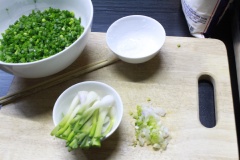 Cách làm mỡ hành cho nem nướng: Cắt lấy đầu hành lá để riêng, thái nhuyễn lấy 2 muỗng canh đầu trắng. Cắt nhuyễn phần hành lá xanh, cho vào tô, đun sôi dầu ăn lên, rồi dội vào tô hành lá làm mỡ hành.