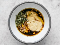 Mở lò nướng trước ở 177 độ C. Làm nước sốt: trộn đều trong chén 4 muỗng mù tạt vàng, 2 muỗng siro cây phong, 1 muỗng dầu olive, 2 muỗng nước tương. Tỏi băm nhuyễn, lá rosemary xắt nhỏ, cho cả hai vào chén nước sốt và trộn đều lên. Thịt gà làm sạch, để ráo. Xịt một lớp dầu chống dính vào khay nướng. Xếp gà vào và rưới nước sốt lên trên sao cho phủ đều hết thịt gà.