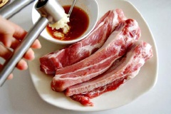 Sườn non rửa sạch, chặt khúc, ướp với 1 muỗng cà phê tỏi băm, 1/2 muỗng cà phê ớt bột, 1 muỗng canh nước cốt chanh, 2 muỗng canh sốt mayonnaise, 1 muỗng canh nước mắm, 1 muỗng cà phê hạt nêm khoảng 10 phút.
