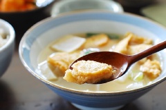 Canh củ cải chả cá Hàn Quốc là một trong những món ăn nổi tiếng được nhiều người ưa chuộng. Món này dùng ăn nóng như món lẩu trong những ngày trời lạnh thì còn gì bằng.