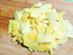 Gừng nên chọn gừng không quá già sẽ có nhiều sơ, rửa sạch lớp đất, cát bám trên bề mặt vỏ gừng sau đó đem cạo sạch vỏ, rửa lại thật sạch. Thái gừng thành những lát vừa mỏng sau đó ngâm gừng vào chậu nước lạnh.