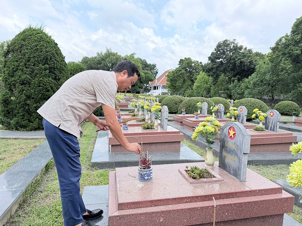 Trường Đại học Tây Bắc dâng hương tưởng niệm các anh hùng Liệt sĩ tại tỉnh Điện Biên