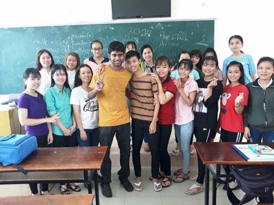 Rashmi Ireshe Thilakarathne – (áo vàng, ở giữa) cùng đoàn viên, sinh viển DLA giao lưu trong giờ học thực hành ngôn ngữ