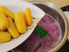Khoai lang gọt vỏ, rửa sạch. Cắt khoai thành từng khúc vừa ăn. Cho nước dão dừa vào nồi, sau đó cho khoai lang vào. Lá dứa rửa sạch, bó lại cho gọn rồi cho vào nồi. Cho luôn phần chuối vừa lột vào nấu chung luôn bạn nhé.