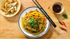 Cho miến xào thập cẩm thơm ngon ra đĩa, thêm chút tiêu, ngò và hành lá. Miến nên ăn nóng thì mới cảm nhận hết vị ngon của miến nhé.