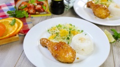 Vậy là món cánh gà sốt cam chuẩn nhà hàng 5 sao đã hoàn thành rồi. Bạn cho gà ra đĩa và mời cả nhà thưởng thức nhé. Những chiếc đùi gà vàng ươm, óng ánh, thơm nức hương cam cùng các loại gia vị sẽ khiến cho các bé của gia đình bạn dù biếng ăn đến mấy cũng chẳng thể chối từ.