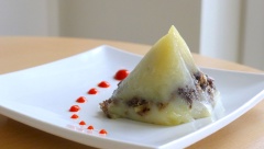 Bánh giò nóng hổi với lớp bột bánh béo ngậy mùi bột gạo và ngọt xương, nhân thịt mặn mặn, có thể ăn kèm với thịt nướng, xúc xích, dưa leo rất ngon. Chúc các bạn thành công!