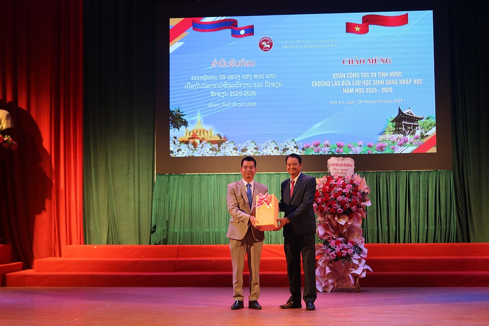 Trường Đại học Tây Bắc đón tiếp, làm việc với đoàn công tác các tỉnh nước CHDCND Lào và lưu học sinh nhập học năm học 2025 - 2026
