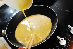 Làm nóng 2 muỗng canh dầu ăn. Cho trứng vào chiên rồi để nguội, cắt nhỏ.