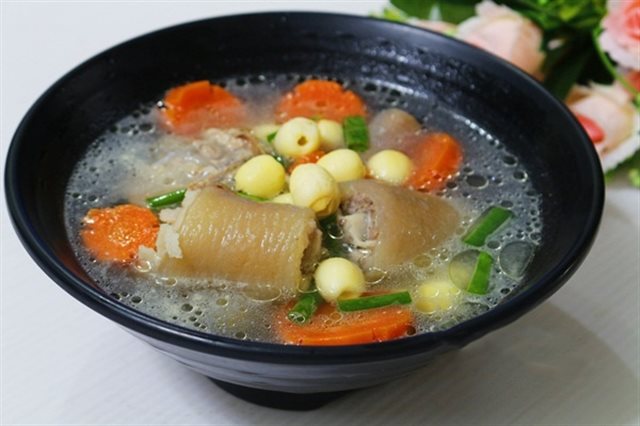 Canh Đuôi Heo Hầm Hạt Sen
