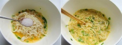 Hẹ rửa sạch, thái nhỏ. Trứng cho vào tô đánh tan rồi thêm hẹ vào trộn đều. Mì luộc chín, xả qua nước lạnh cho tơi, để ráo. Sau đó cho mì vào tô trứng nêm 1/4 muỗng cà phê muối, 1/4 muỗng cà phê tiêu rồi trộn đều.