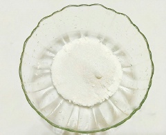 Trước tiên cho bột mì, bột gạo, đường vào 1 cái tô rồi trộn đều nguyên liệu. Thêm 50mlnước, nước cốt dừa, trứng gà và khuấy cho nguyên liệu hòa đều sau đó lọc qua rây để loại bỏ chất lợn cợn có trong bột. Để bột nở 20 phút mới tiến hành chiên bánh.