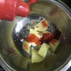 Khoai mềm trộn chung với sốt mayonnaise, tương cà, tương ớt, nước cốt chanh, phô mai bột, hành lá. Sau đó đem đi xay nhuyễn.