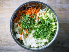 Ức gà rửa sạch, đem luộc chín với tiêu rồi xé nhỏ. Các loại rau củ rửa sạch rồi thái nhỏ. Cho vào một cái tô lớn. Pha nước trộn gỏi: Cho nước mắm, mật ong, nước cốt chanh, tỏi băm, ớt băm vào trộn chung rồi khuấy tan.