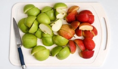 Táo xanh, đỏ rửa sạch, cắt thành bốn. Cho tất cả nguyên liệu: vỏ và ruột cam, chanh đã cắt lát, không dùng phần cơm trắng của vỏ cam và chanh, cho táo đã cắt vào nồi cùng với bột quế, bột gia vị, gừng thái lát, đinh hương, vani, đường vào trong nồi. Bạn đổ nước vừa ngập mặt táo, đun trên lửa nhỏ trong 3 giờ.