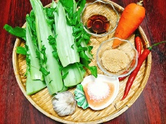 Cải ngồng sau khi mua về đem cắt bỏ bớt phần lá, rửa sạch và để ráo hết nước. Tiếp theo bạn cắt ngồng cải thành những miếng vát chéo vừa mỏng, hơi dài.